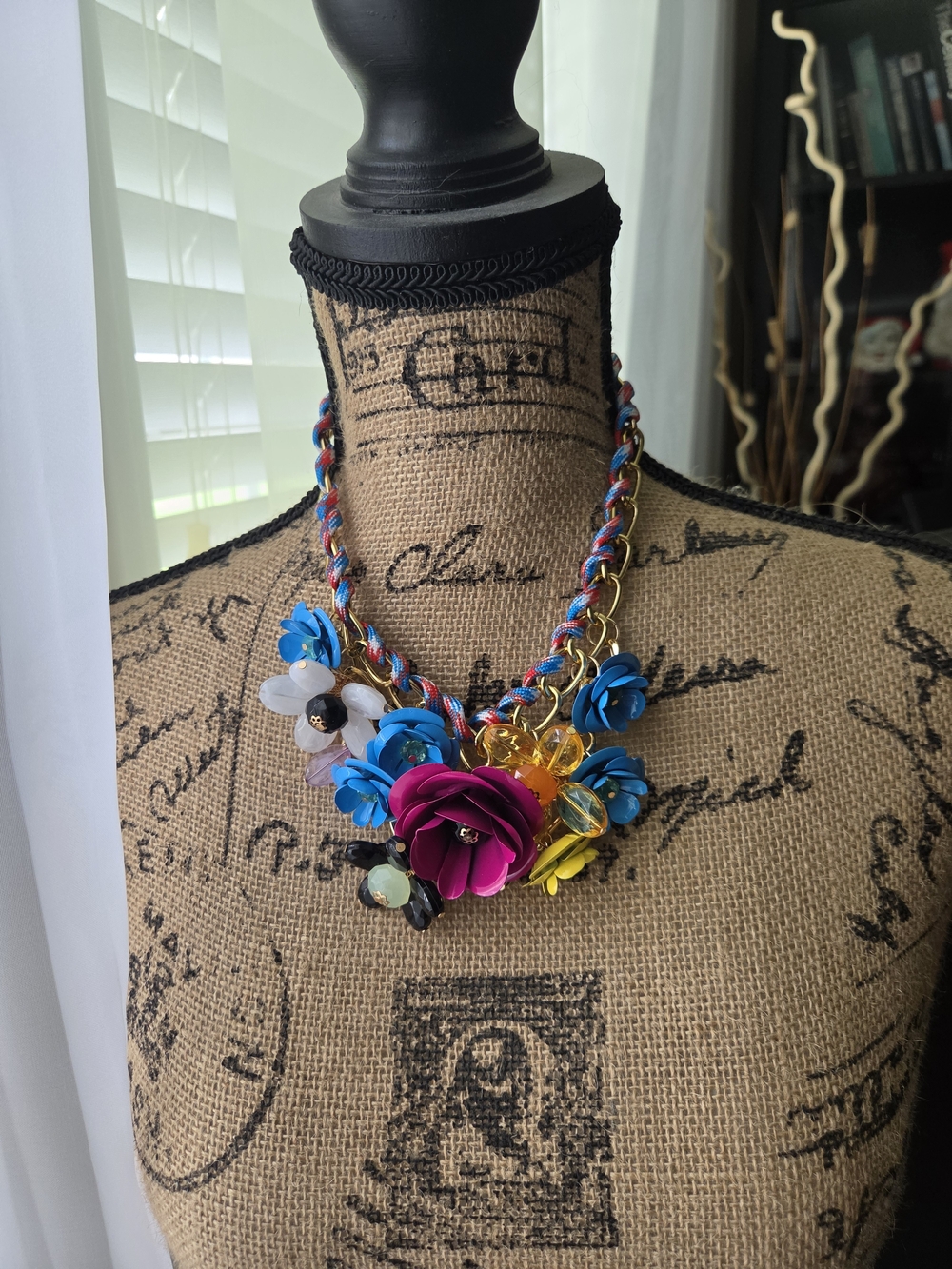 Aratta - Multicolor Floral Necklace with Pink and Turquoise Accents - Picture 2 of 2